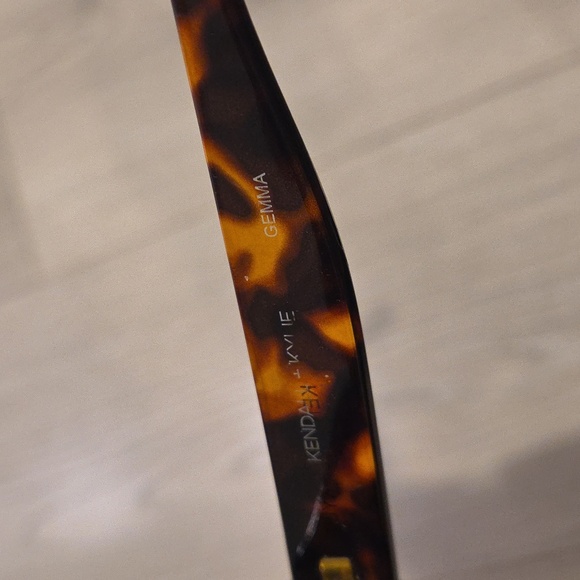 Kendall + Kylie Gemma Sunglasses - Picture 5 of 6